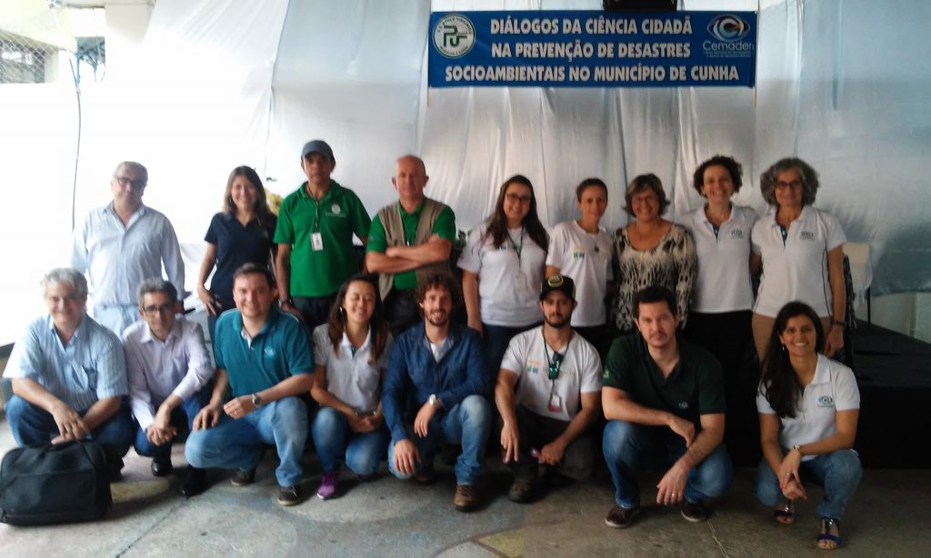 Equipe de professores da escola estadual de Cunha, pesquisadores do Cemaden e parceiros de entidades sociais e ambientais na organização e participação do evento. (Foto: Ascom-Cemaden)